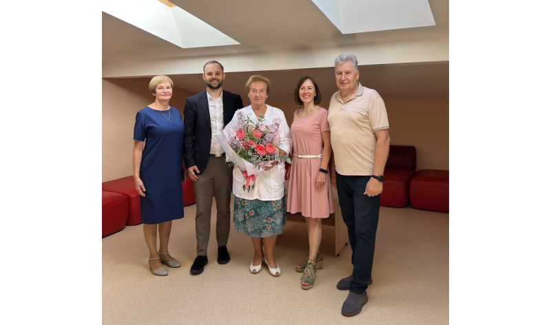 Įstaigos vadovai pasveikino ilgametę gydytoją, buvusią įstaigos ir Medicininės slaugos skyriaus vadovę Vidą Kašėtienę