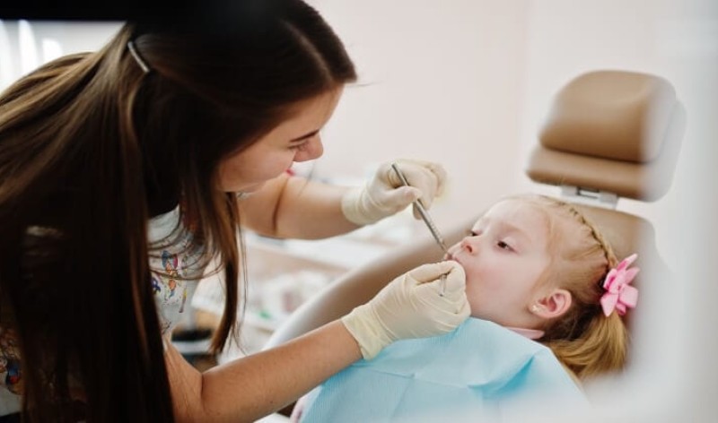 INFORMACIJA DĖL VAIKŲ KRŪMINIŲ DANTŲ DENGIMO SILANTINĖMIS MEDŽIAGOMIS 